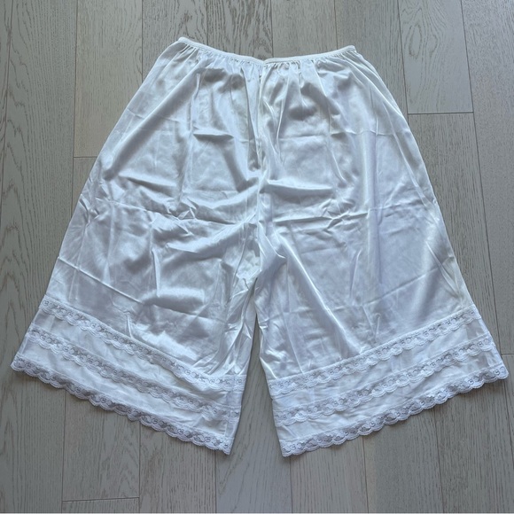 Vintage White Lace Trim 100% Nylon High Rise Wide Leg Bloomers Pettipants Shorts - Picture 13 of 16